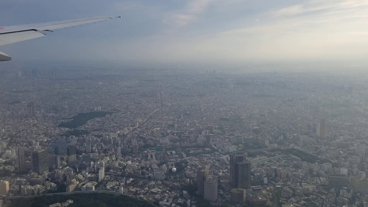JAL 東京の都心を抜けて羽田空港へ着陸