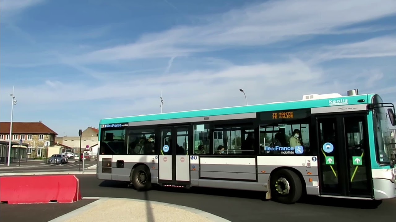 Plusieurs Passage de divers bus en gare de Juvisy.