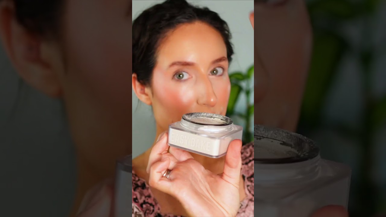 Huda Beauty Easy Bake Loose Powder in Pound Cake is so good! Like where are my pores? #hudabeauty