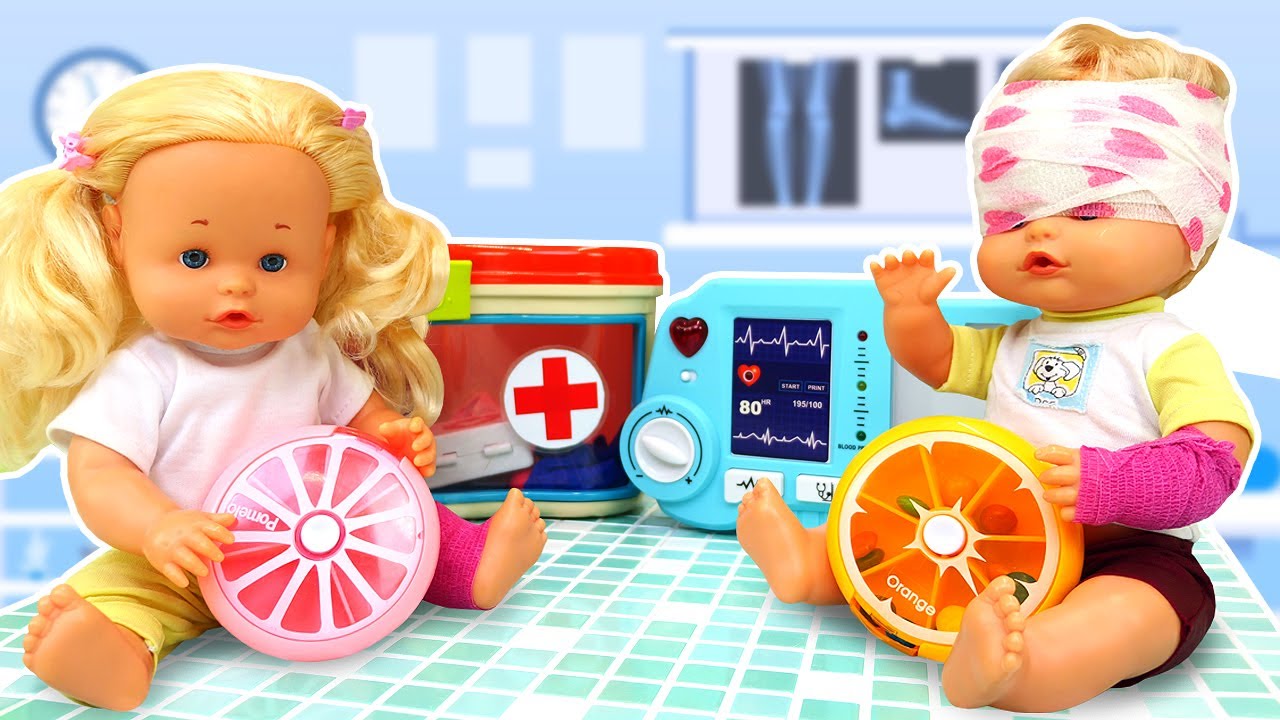 Spielspa&szlig; mit Nenuco Puppen. Die Zwillinge spielen Doktor. Spielzeug Video mit Irene