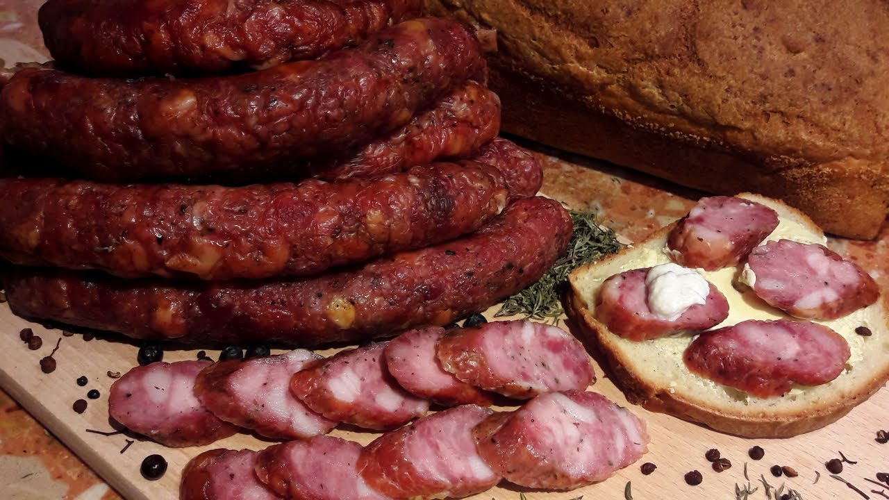 Jak zrobić domową pieczoną kiełbasę z piekarnika - przepis na aromatyczną kiełbasę bez wędzenia