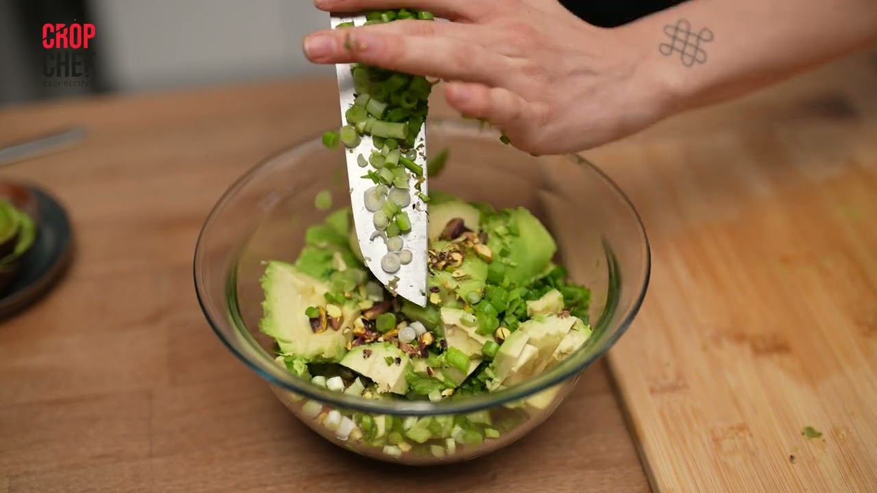 Zesty avocado-cucumber detox salad: Fresh, healthy and filling recipe!