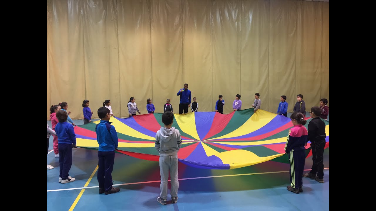 Sesión de Educación Física con paracaidas (parachute)