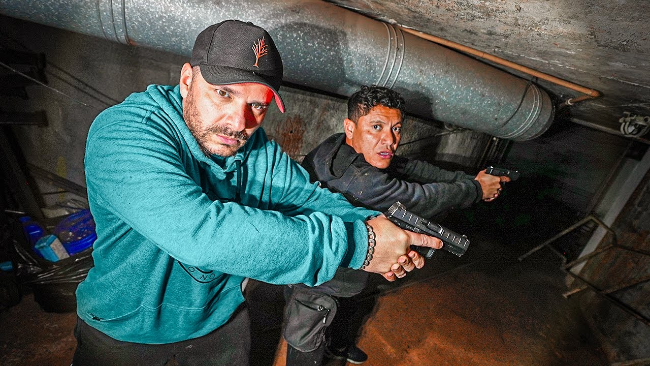 MEUS AMIGOS POLICIAIS ENTRARAM NA PASSAGEM SECRETA