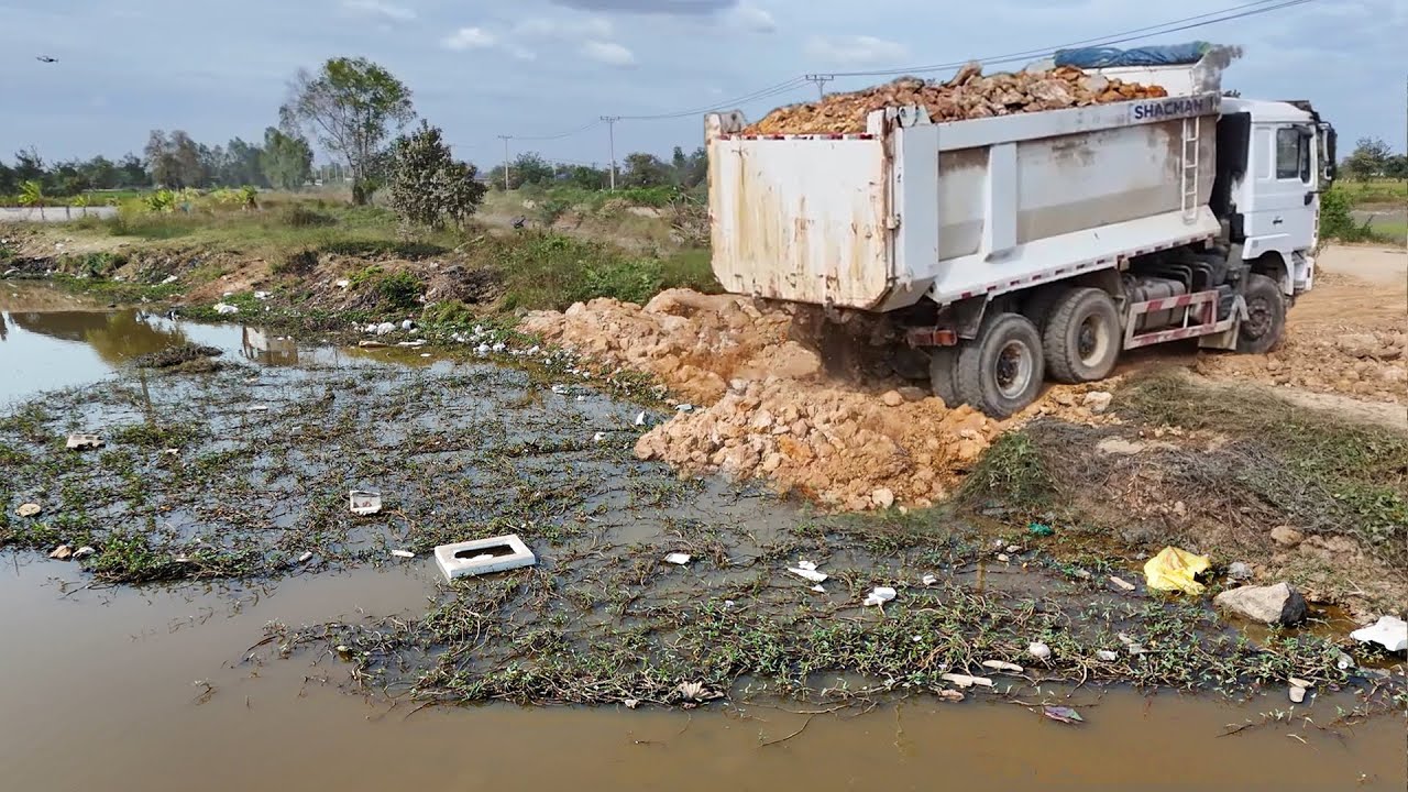 Perfect Huge project, Landfill by Skills D65P & D31P Dozer Push Land With Big Trucks Loading