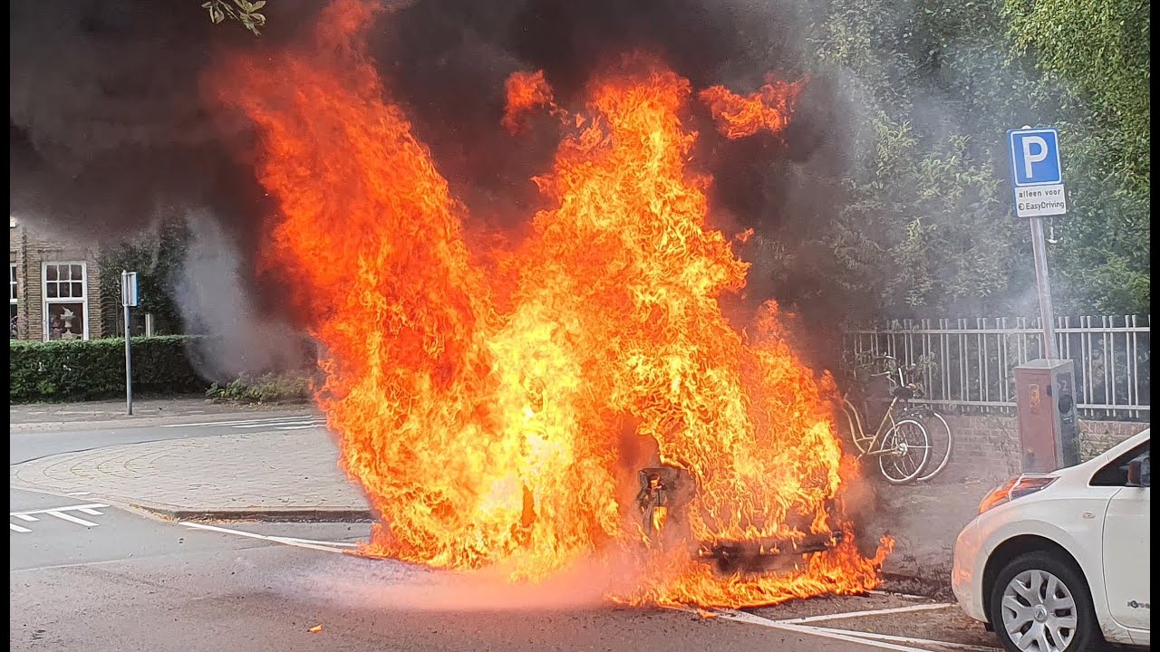 Vrouw en 3 jarig kind ontkomen aan vlammen brandende elektrische auto in Groningen