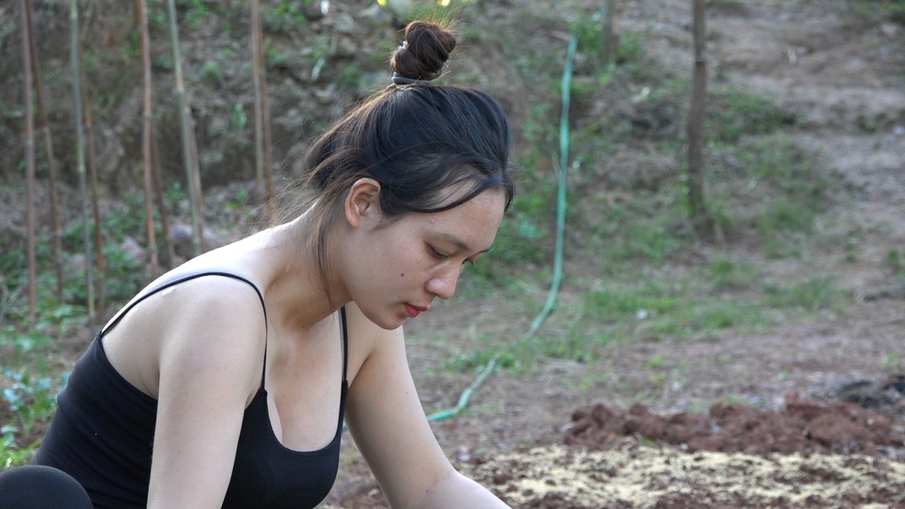In rural areas, people often cook salted fish and stir-fried shrimp with vegetables in their homes.
