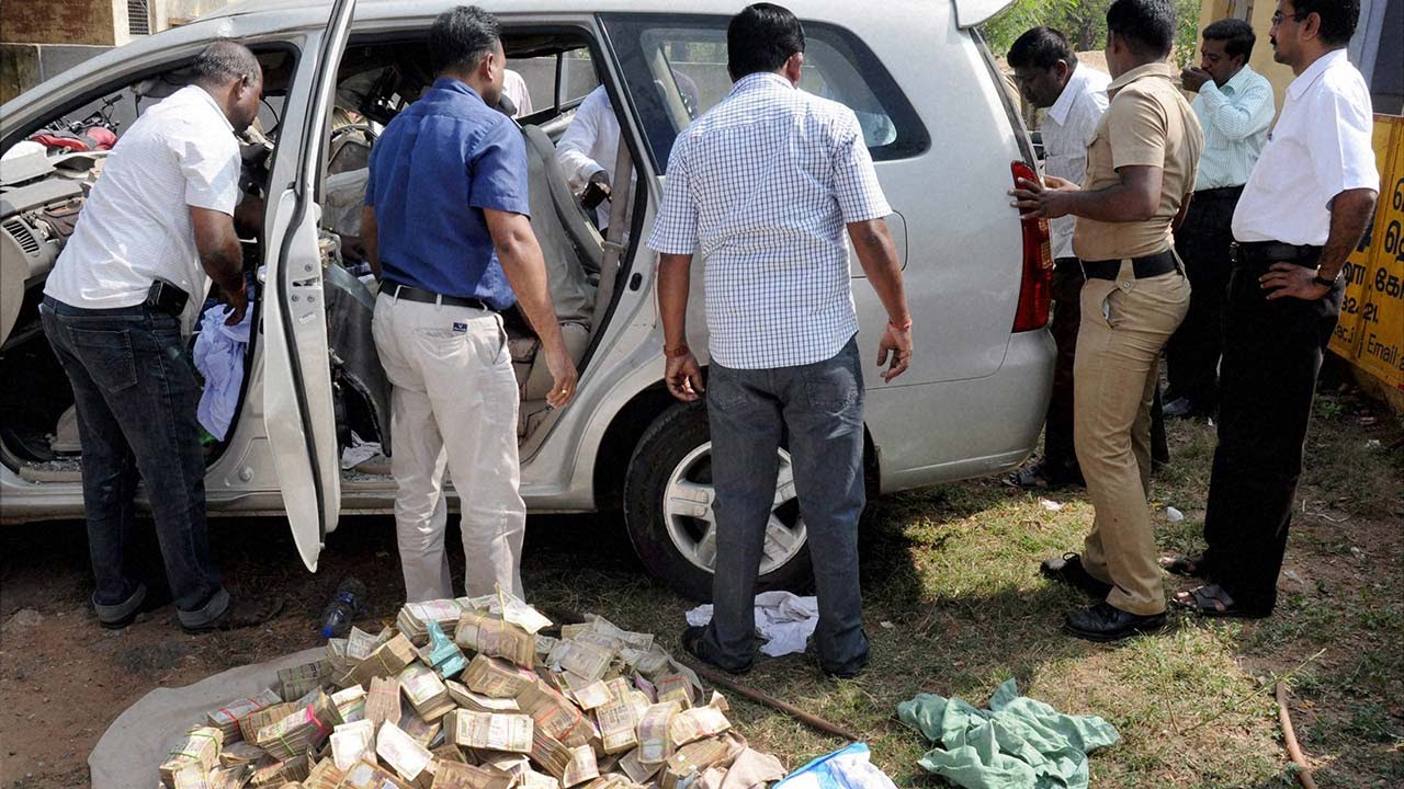 Fake income tax raid in Mumbai inspired by Film Special -26