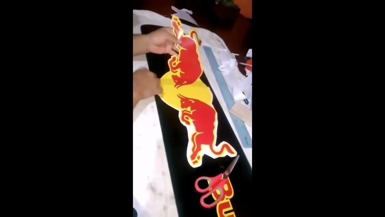 INSTALANDO Y/O PEGANDO UNA CALCOMANIA. #redbull