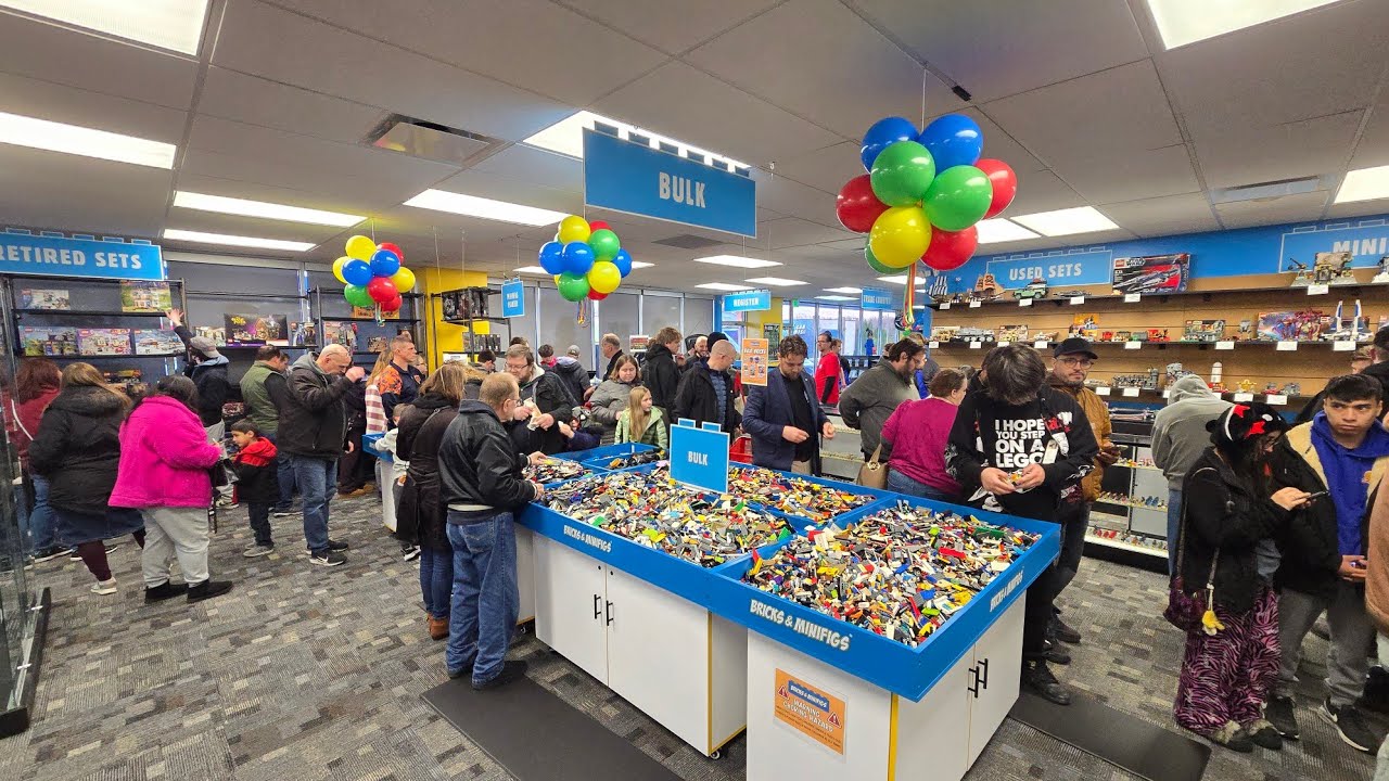 Торжественное открытие магазина Bricks And MiniFigs в Шервилле, штат Индиана, в 2026 году. Это на...