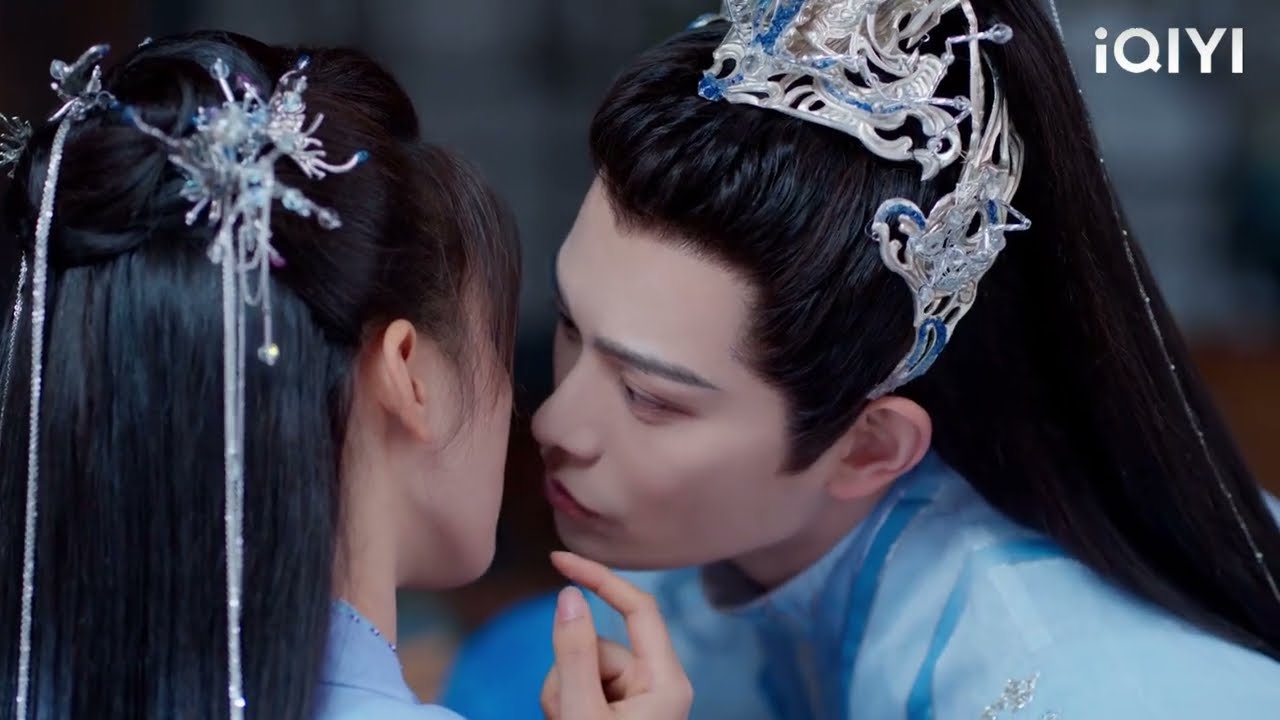 ซินเดอเรลล่าทำหน้าบึ้งเพื่อบอกใบ้เจ้าชาย และเขาจูบริมฝีปากของเธอโดยไม่ลังเล
