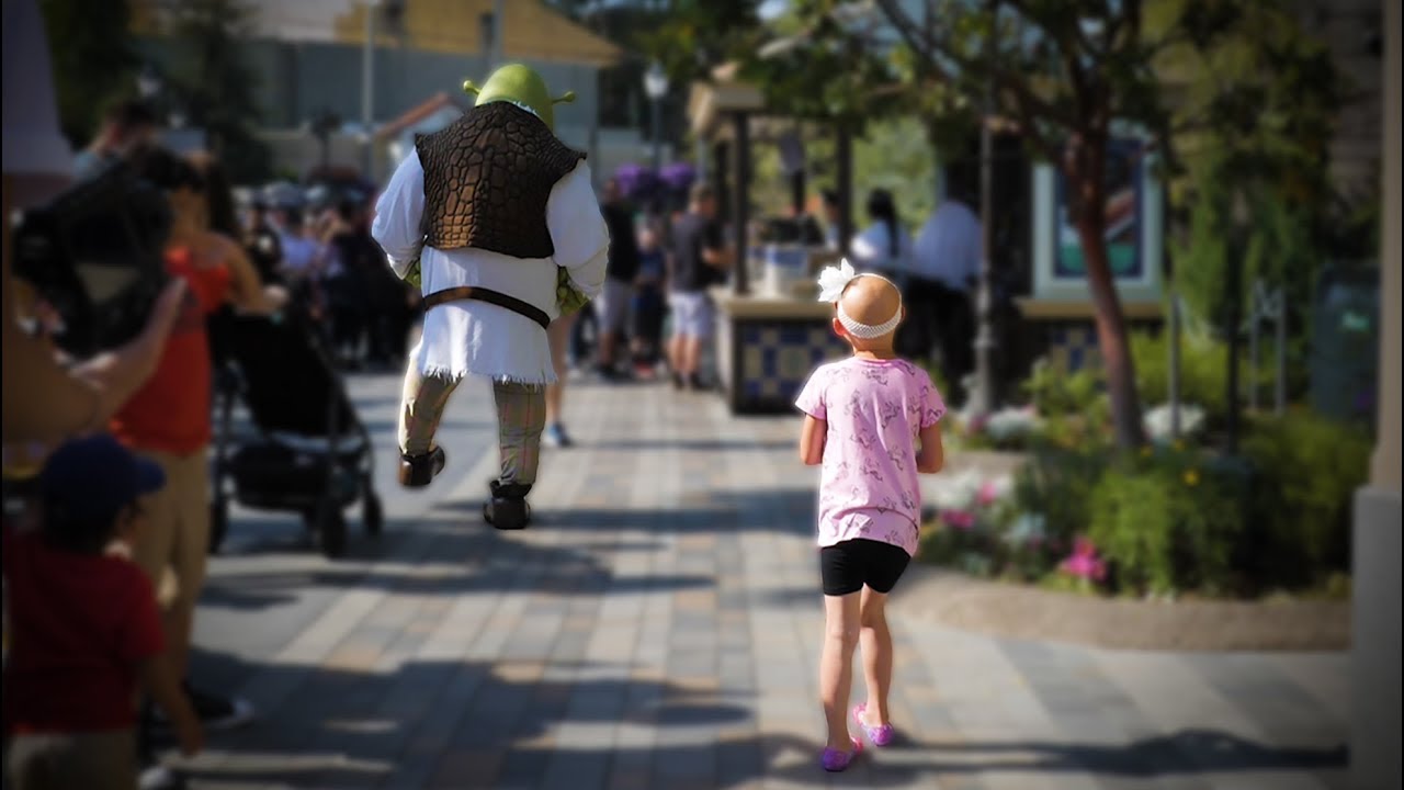 Shrek GOT SO SAD he walked away from us!! | Universal Studios Hollywood