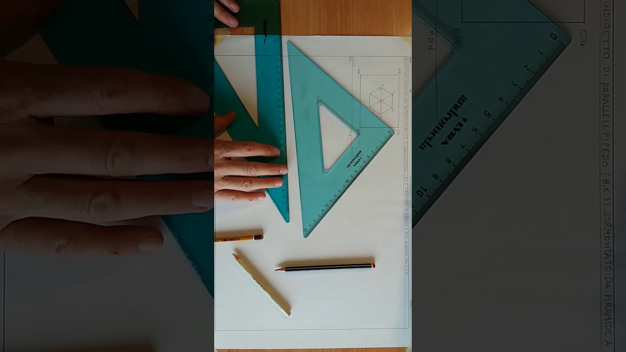Prospettiva centrale con metodo indiretto di parallelepipedo sormontato da piramide a base esagonale