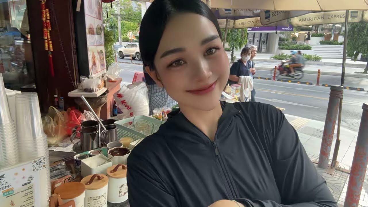 LIVE Street Caf&eacute; - Welcome Family 🤗 Ploysai Coffee Lady in Bangkok Thailand - Thai Street Food