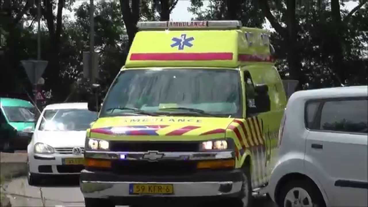 (SPELEN MET SIRENE) A1 SPOEDAMBULANCE 13-103 MET SPOED NAAR DURGERDAM