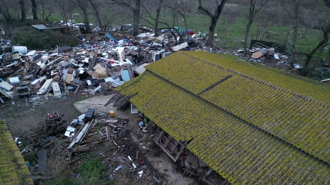 Roma, piloti scoprono discarica abusiva accanto a Fiumicino: