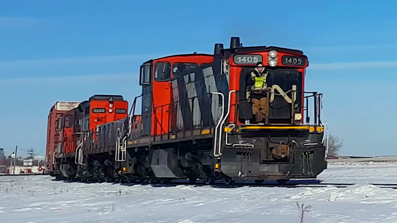 [4K] C40-8M Leader, Long Hood Forward 1950's Power, 12 Hour Late VIA Rail on Sunny Day (02/03/2017)