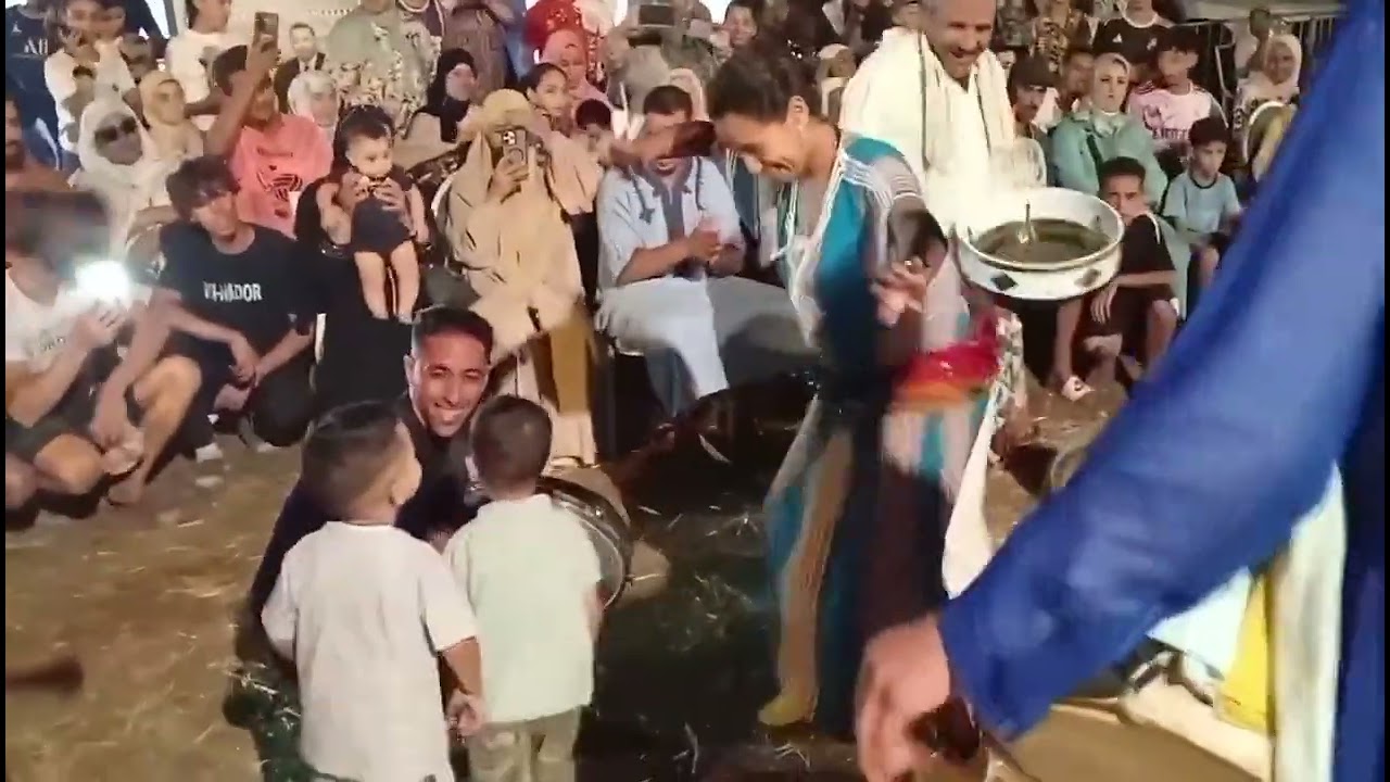 عاجل من  نواحي مكناس:  الشيخة مع الفرقة ديال الهيت مبلبلينها بموسم مساكن دخيسة