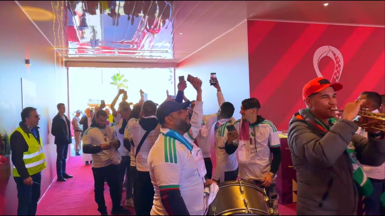 أنصار منتخب الجزائر يصنعون أجواء حماسية في منطقة المشجعين بمنتزه الصابلات | افتتاح كأس العرب قطر