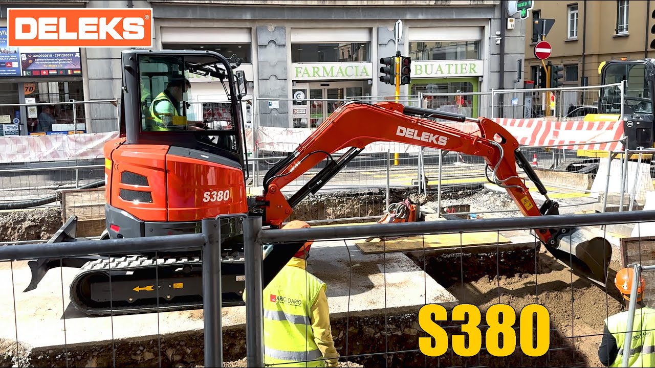 Miniescavatore DELEKS S380 - Motore YANMAR - Cantiere stradale