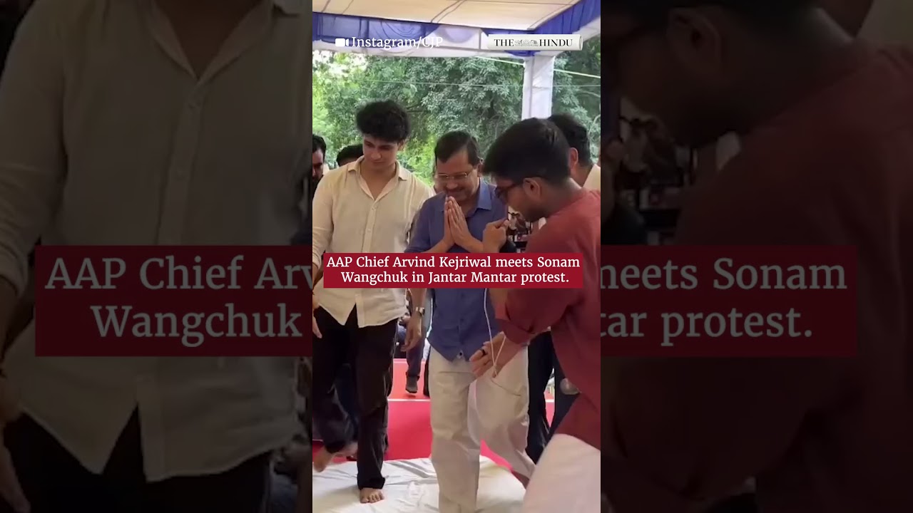 Szef AAP Arvind Kejriwal spotyka się z Sonamem Wangchukiem podczas protestu na Jantar Mantar.