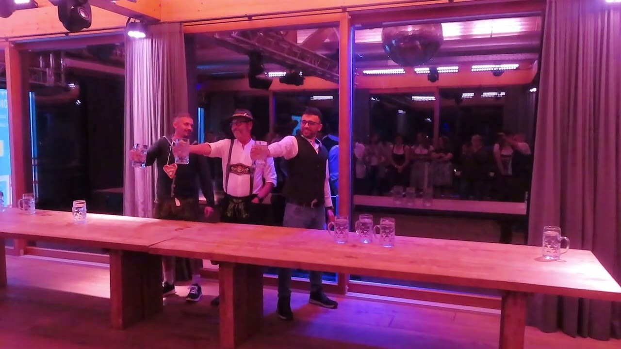 Massud Saleh wird Dritter beim Maßkrugstemmen im Oktoberfest :-)