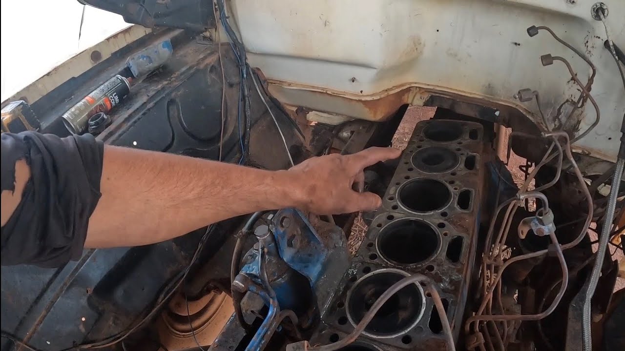 Desmontando o motor do caminhão ford  e limpeza de barracão 