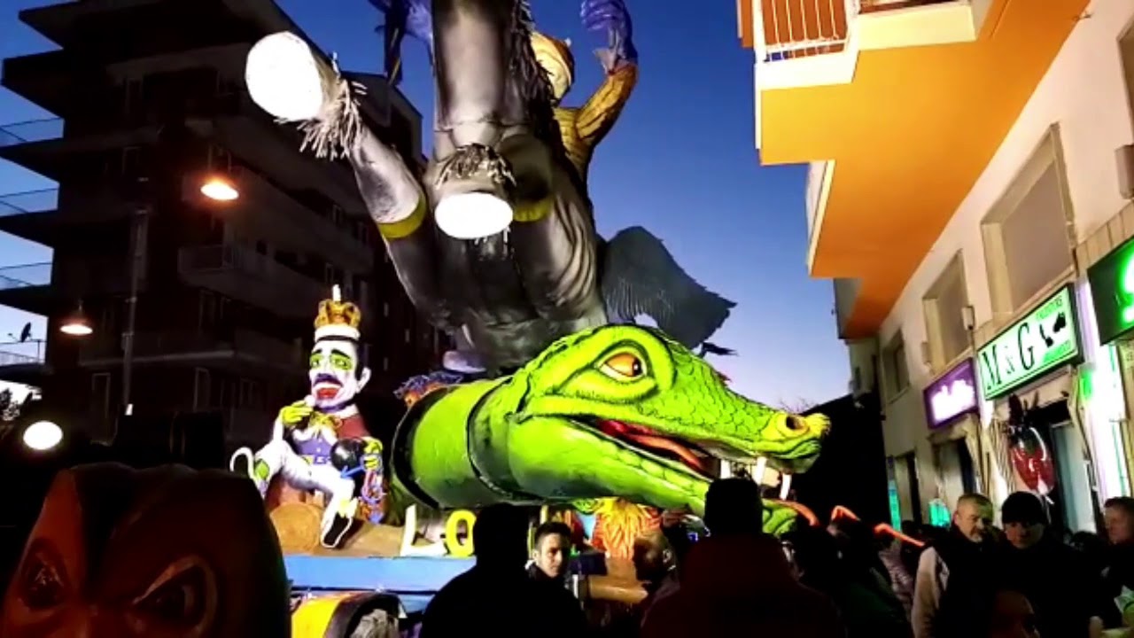 Carnevale di Larino: la sfilata dei giganti di Cartapesta