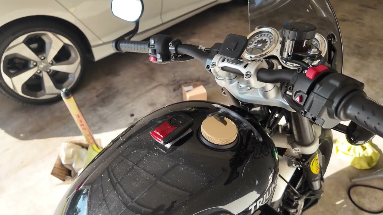 Motone Gas Cap Install on Triumph Speed Twin 1200 (how to removal Monza gas cap)