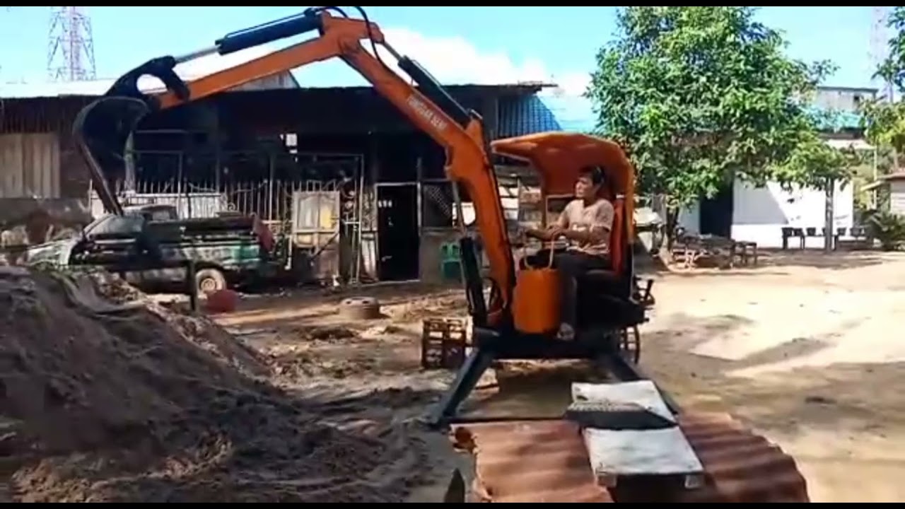 excavator mini menggunakan mesin kubota rd 85. pesanan pak syukri..