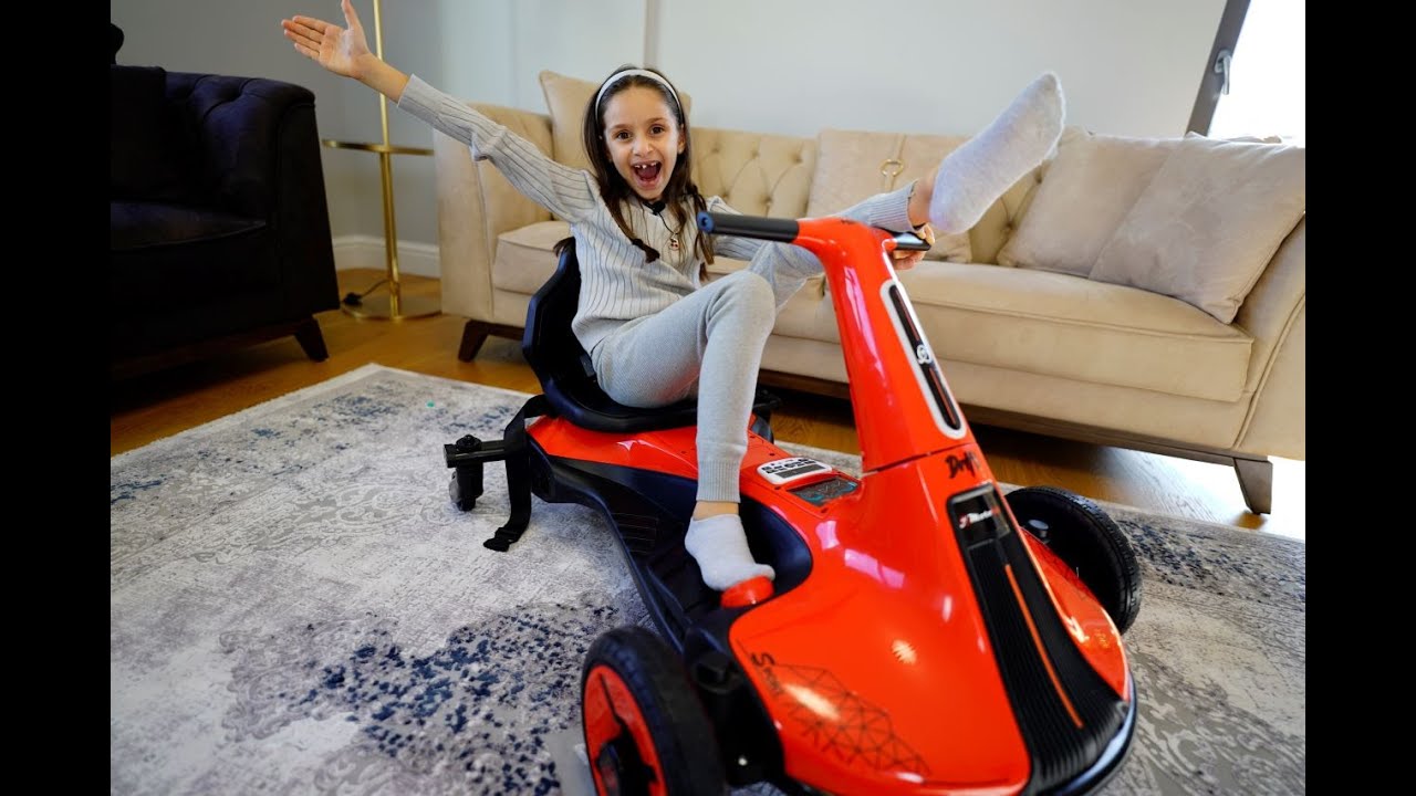 Lina'ya Kırmızı Drift Araba Sürprizi! Çok Sevindi!  Kullanırken Böcek Geldi Çıldırdı😲
