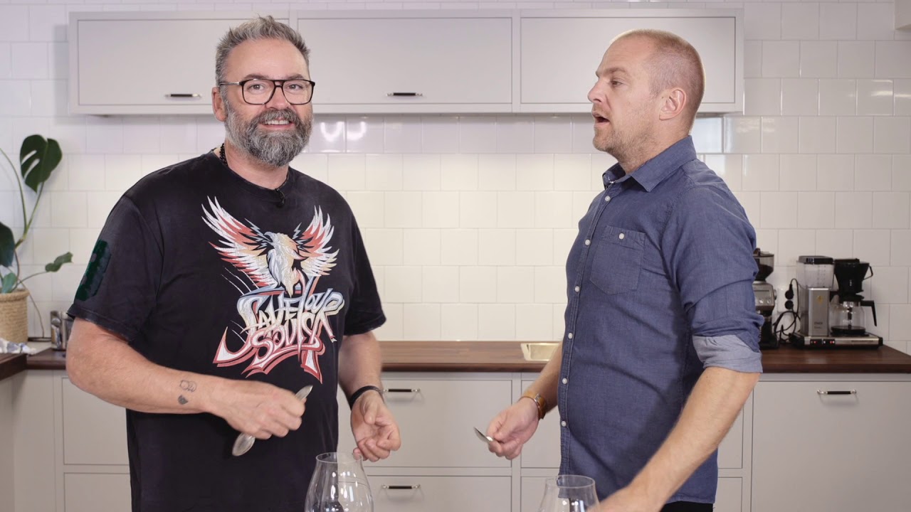 Adam Alsing testar Kalix Löjrom (och champagne)