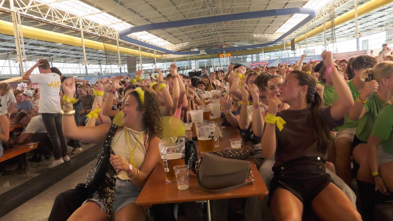 Een heus orkest, toegang voor externen en liters bier. Dit is de lustrum editie van de TOP cantus.