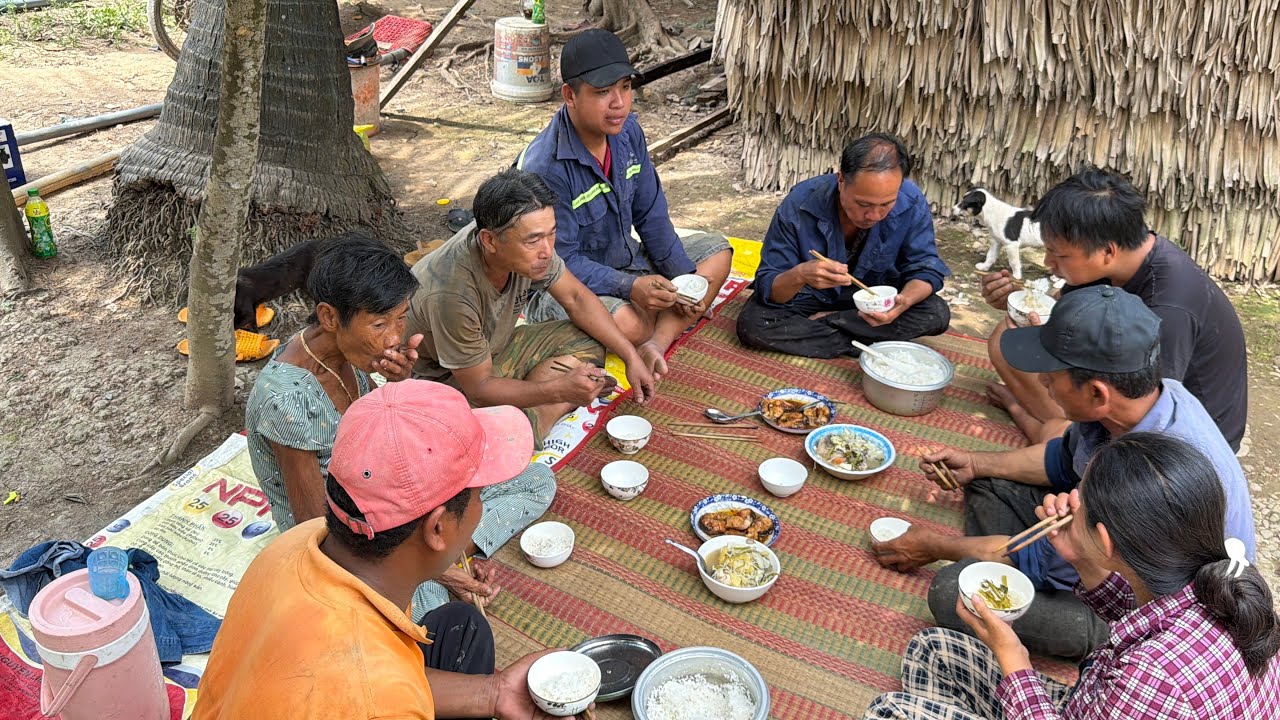 Bất Ngờ chị So Ni nhận món quà to U75 liền hỏi sao con không cho cô vậy rồi cũng dùng cơm cho vui..!