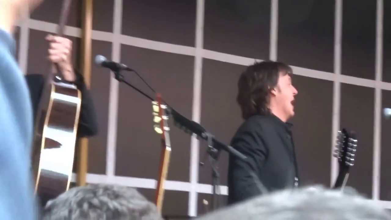 Paul McCartney Surprise Performance in Times Square NYC 10-10-2013