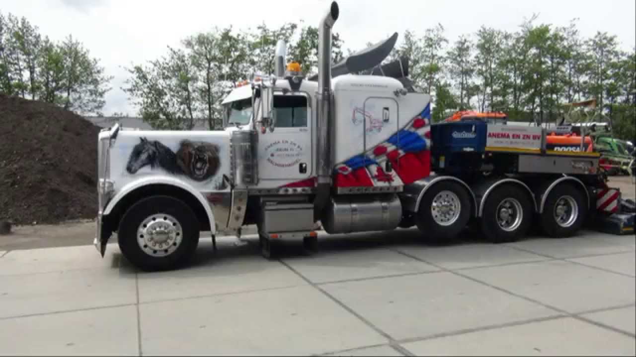 Peterbilt 389 classic whit a doosam DX255 crane .