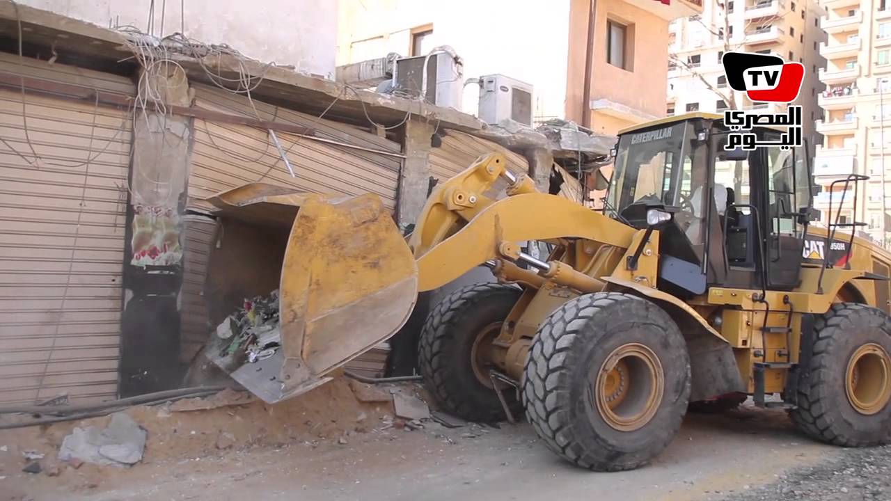 محافظ القاهرة يشرف على إزالة سوق بالحي العاشر