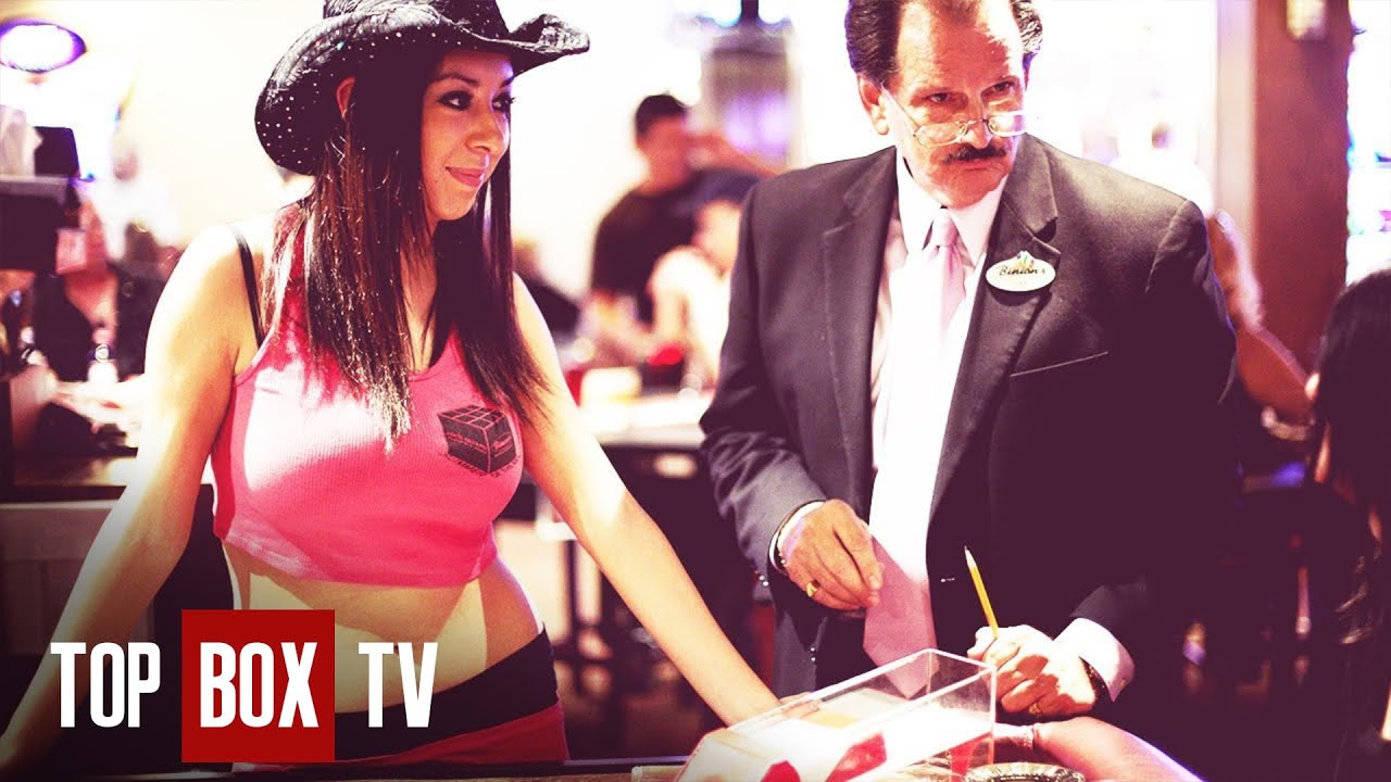 Hot Blackjack Dealer Learns The Ropes - Casino Confidential 101 - Beginners Luck