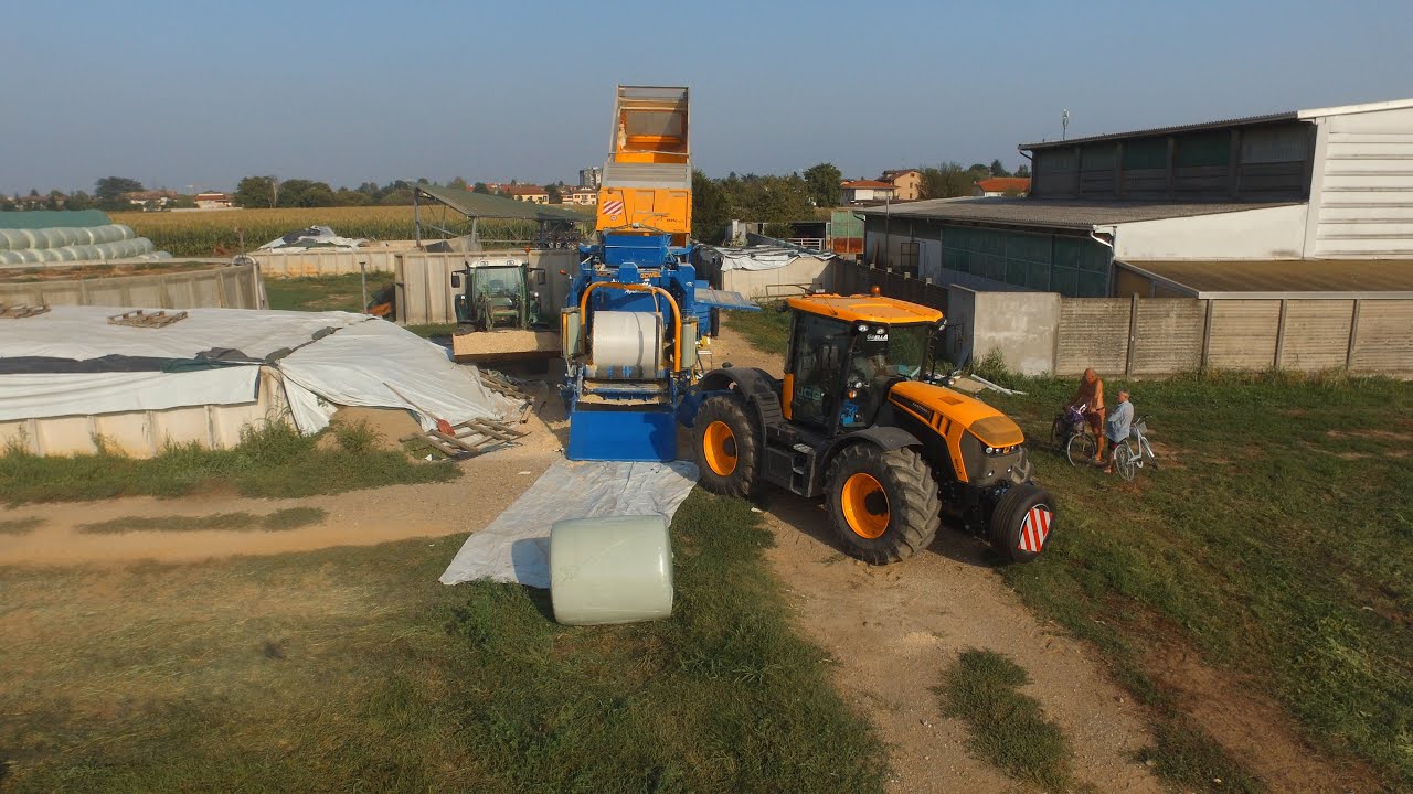 GÖWEIL LT - MASTER + JCB FASTRAC 4220 | Baling and Wrapping Cornmeal | MINETTO