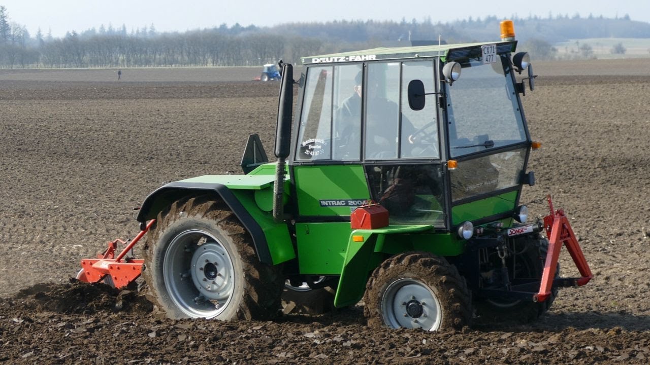 Deutz Intrac 2004 Plowing