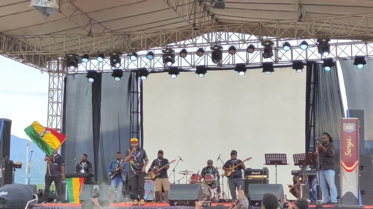 Konser Musik Reggea_ Paniai Band_(Vokalis Bertho Gobay)