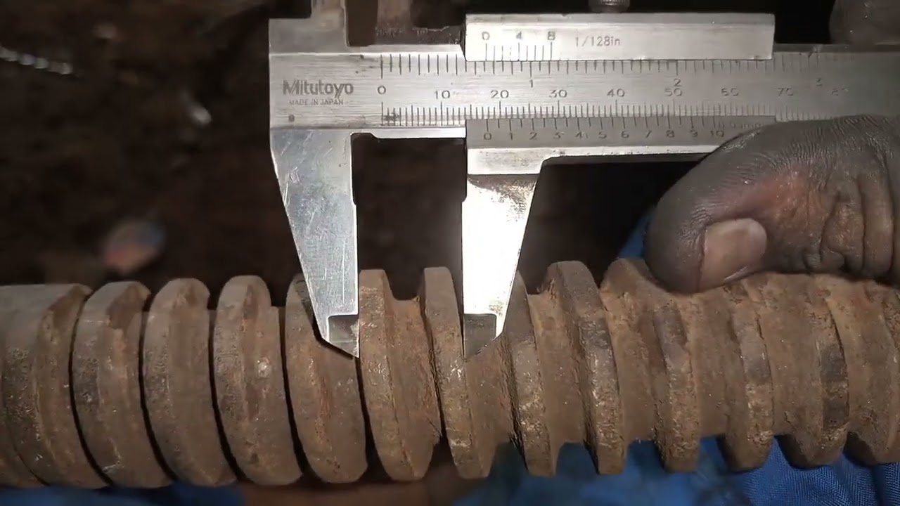 Pitch cutting on lathe machine