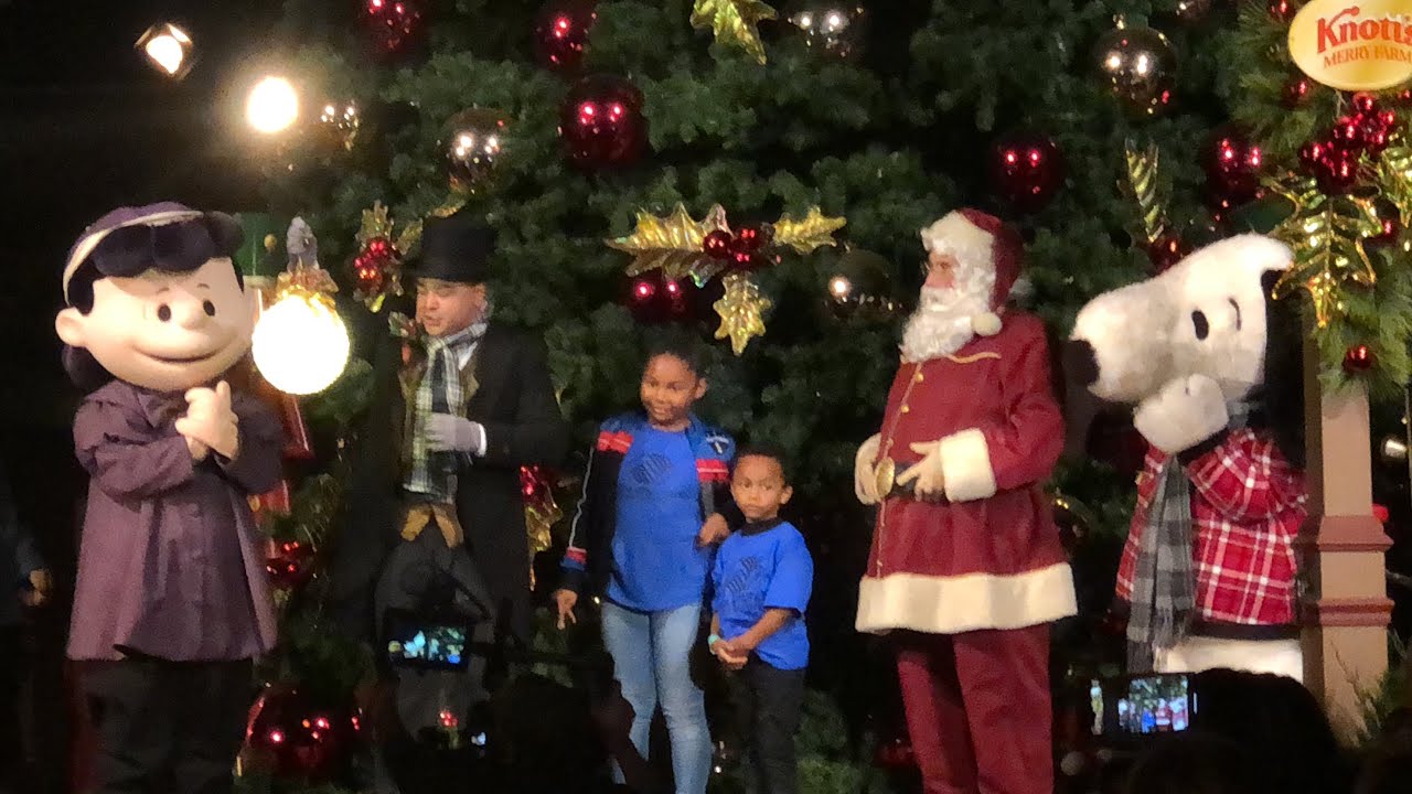Knott’s Merry Farm Snoopy & Santa Opening Moment Tree Lighting Christmas 2018