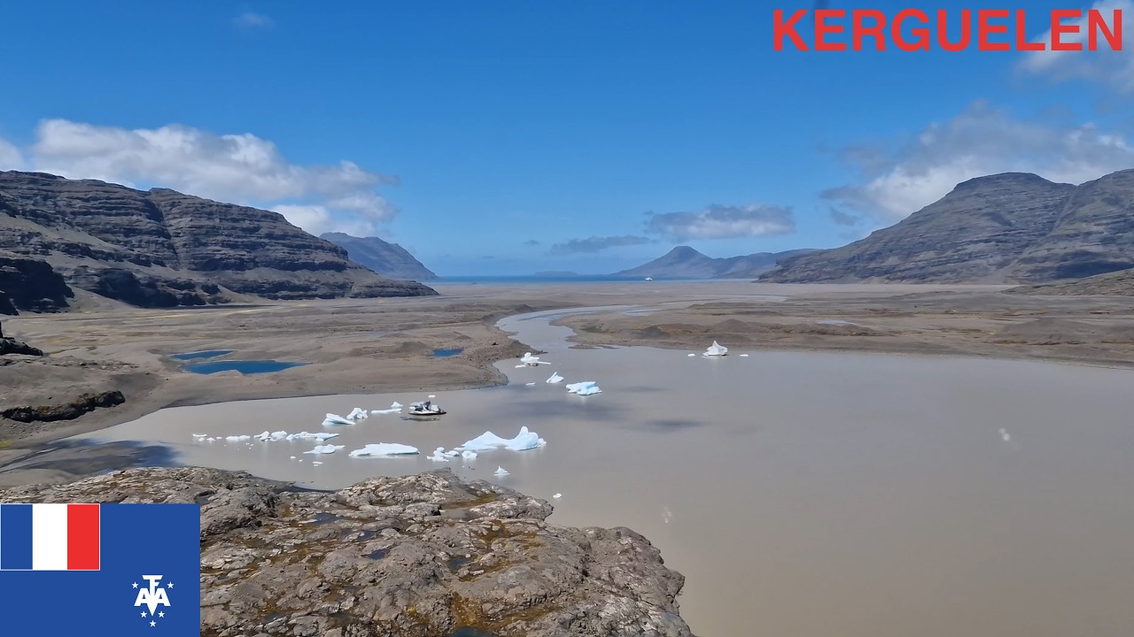 Vol d'hélicoptère entre la Mortadelle et le Marion-Dufresne - Archipel des Kerguelen