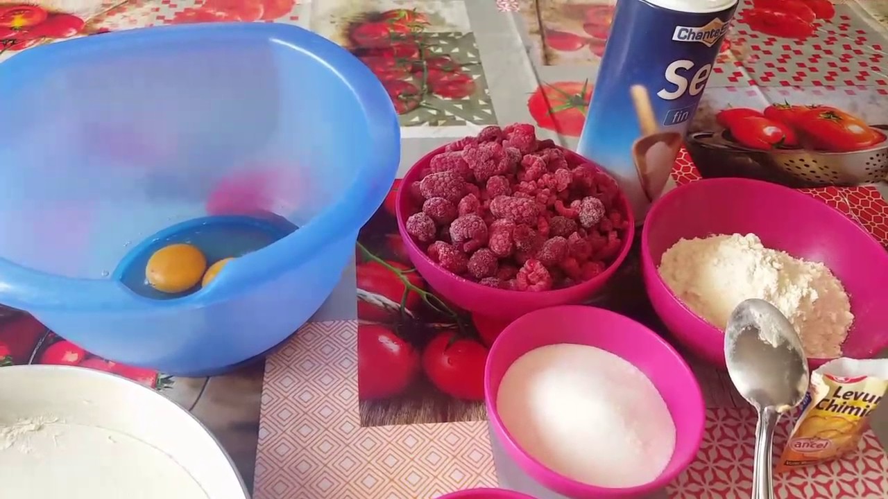 Bolo simples de framboesas congeladas 😃😃