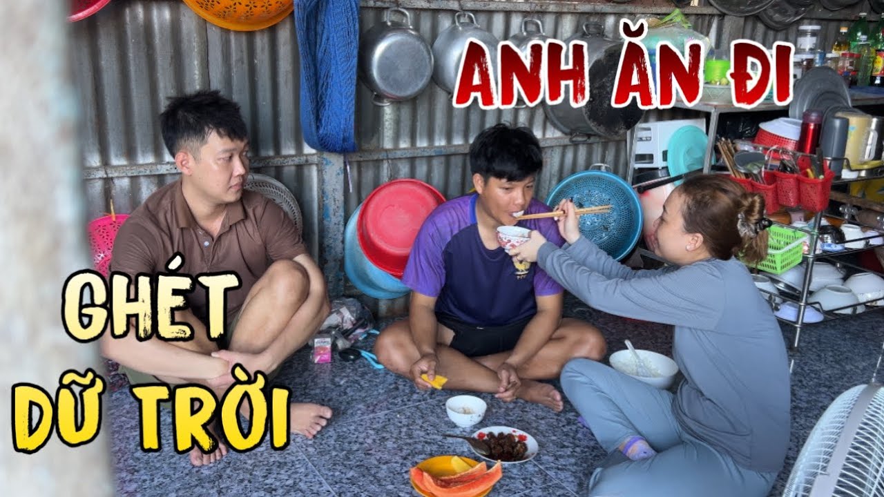 Anh Cảnh Buồn Hiu Bỏ Về Khi Lại Nhà Bọn Ác Ngồi Ăn Cơm Nhưng Không Mời