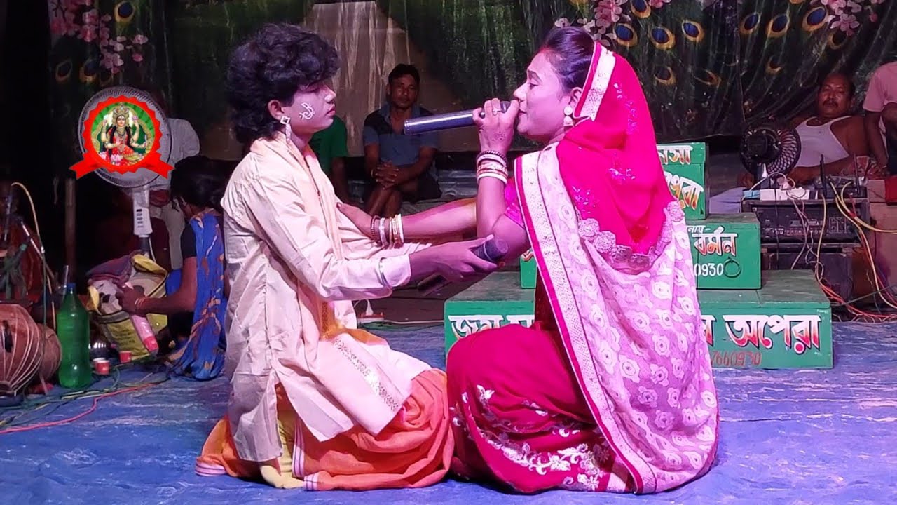 লক্ষিন্দর বিবাহ করতে যাওয়ার সময় তার মা কান্নায় ভেঙ্গে পরে।