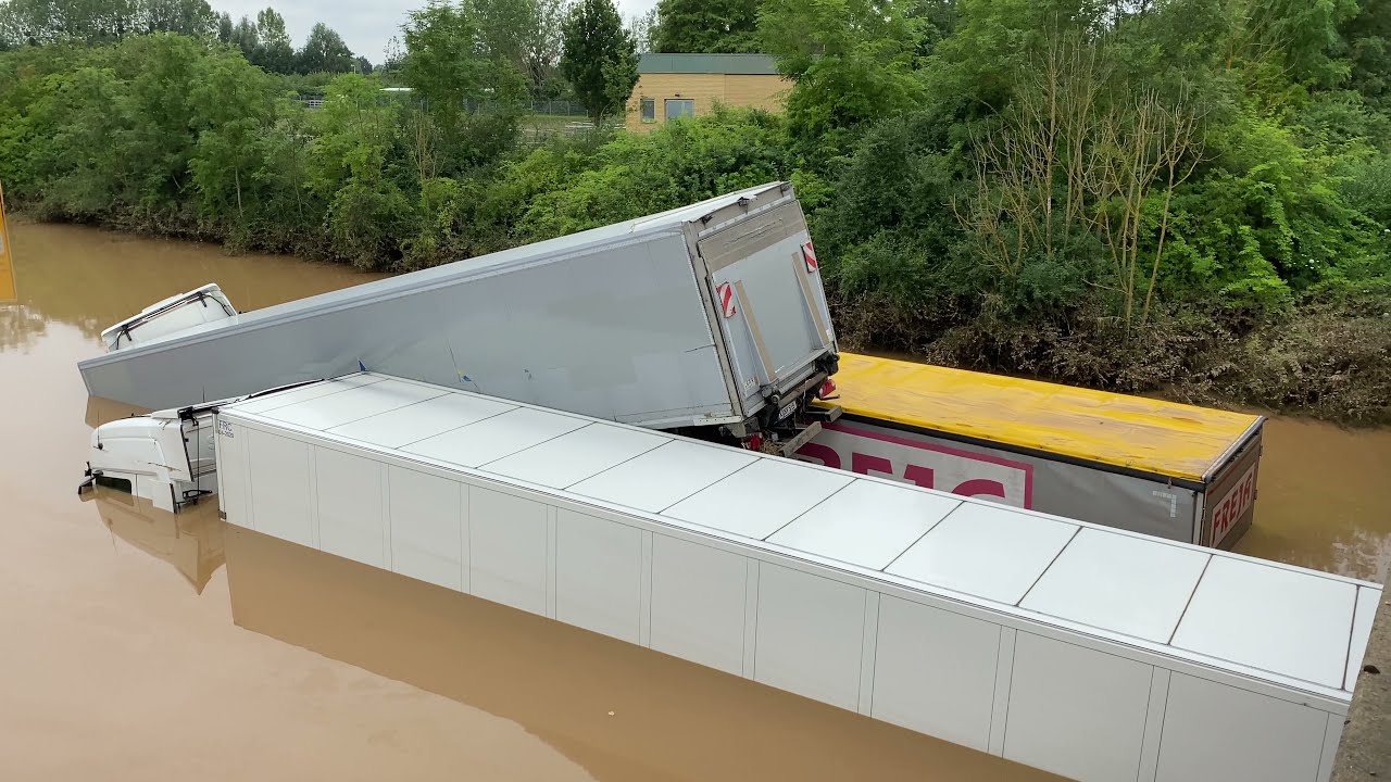 Erftstadt Liblar B265: Die LKW im „Fluss“- der eine Straße war… nämlich die Bundesstrasse 265...