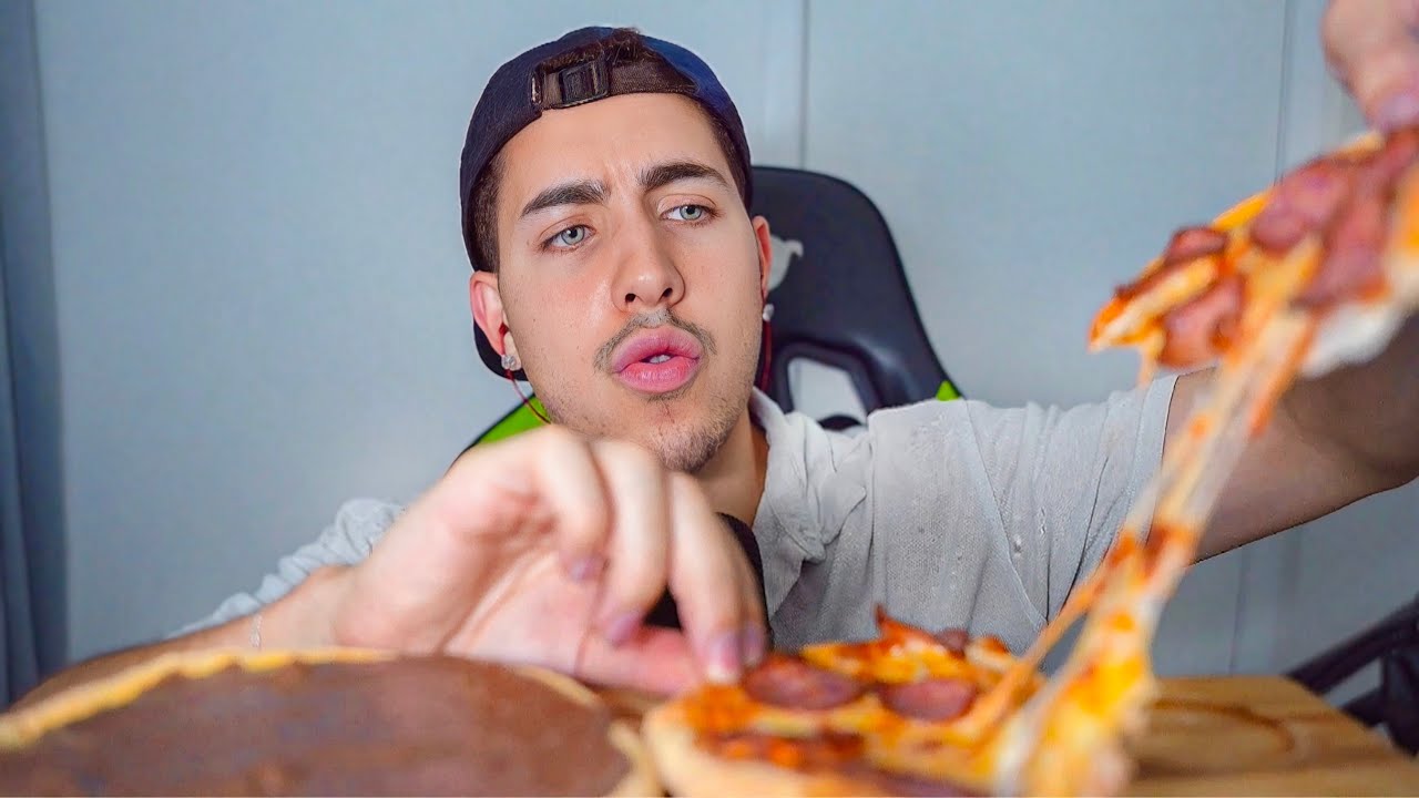 ASMR COMENDO PIZZA DE CALABRESA E OVOMALTINE (MUKBANG)