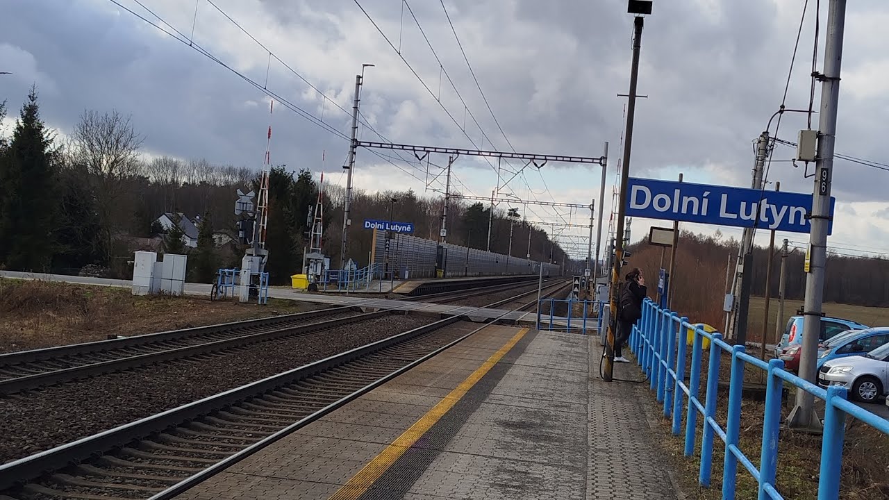 Pociągi na przystanku kolejowym Dolní Lutyně Česka Republika.